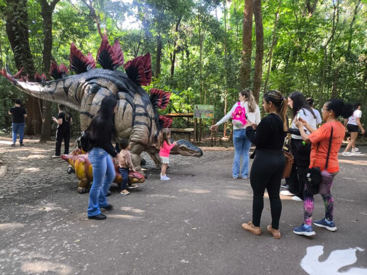 Exposição de dinossauros lota o Parque do Ingá