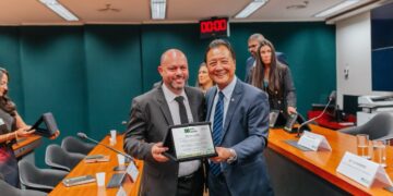 Deputado Luiz Nishimori homenageou o secretário Marcos Aurélio em evento realizado na Câmara dos Deputados que reconhece projetos que mudam a vida das pessoas