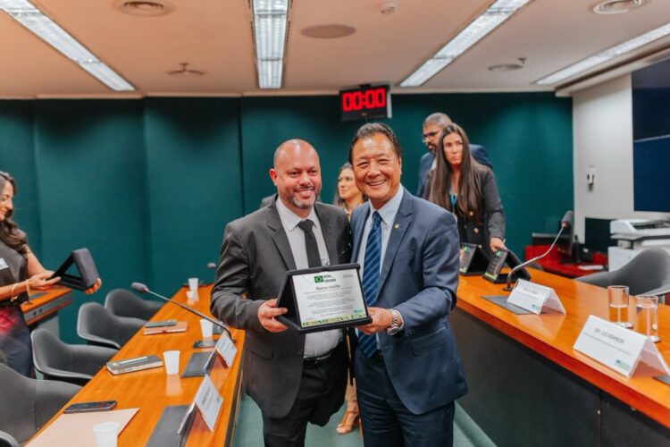 Deputado Luiz Nishimori homenageou o secretário Marcos Aurélio em evento realizado na Câmara dos Deputados que reconhece projetos que mudam a vida das pessoas