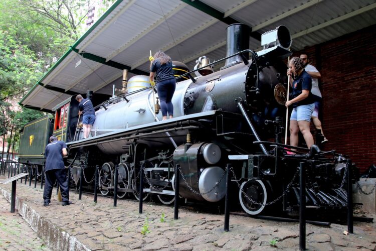Área da Maria Fumaça 608 no Parque do Ingá é transformada em praça de convivência