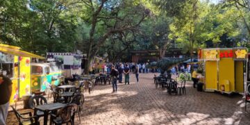 Espaço ao lado da Maria Fumaça no Parque do Ingá vira praça de alimentação