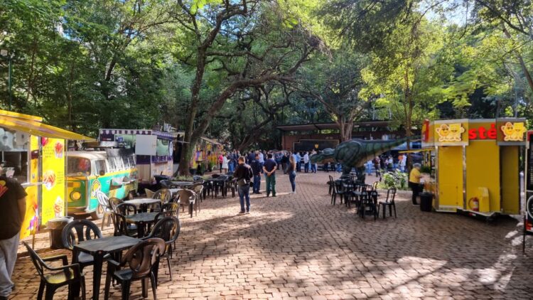 Espaço ao lado da Maria Fumaça no Parque do Ingá vira praça de alimentação
