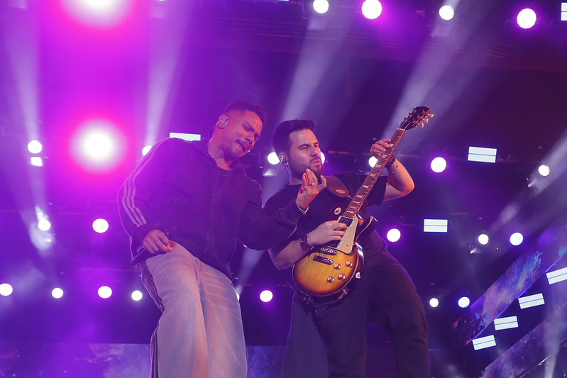 Péricles e grupo Sorriso alegram a noite na Expoingá