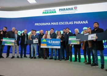 Ratinho Júnior assina contra do Mais Escolas Paraná para a construção de 40 novos colégios estaduais