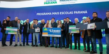 Ratinho Júnior assina contra do Mais Escolas Paraná para a construção de 40 novos colégios estaduais