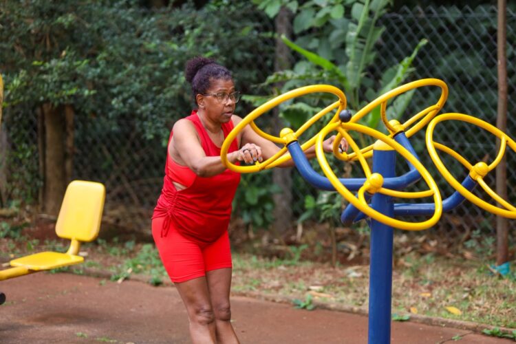 ATI 60+ oferece exercícios orientados para a população idosa de Maringá