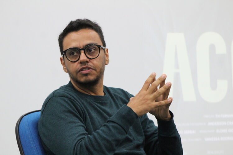 TH Fernandes participou de bate-papo sobre 'Acorda" no Cine UEM (Crédito: Cristiano Martinez)