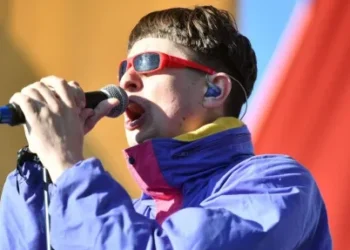 Cantor Oliver Tree é um dos seis mortos em acidente envolvendo dois helicópteros