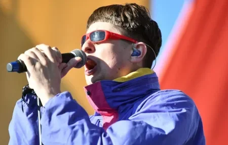 Cantor Oliver Tree é um dos seis mortos em acidente envolvendo dois helicópteros