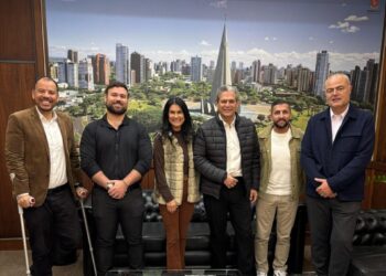 Fábio e Mário Petrelli, do Grupo RIC; Bernadete Barros, primeira-dama e presidente do Pro Somar; prefeito Silvio Barros, Marcos Pinheiro, diretor da Gosh Sports; e João Guilherme Leprevost, diretor da CWB Brasil (Crédito: Divulgação)