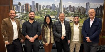 Fábio e Mário Petrelli, do Grupo RIC; Bernadete Barros, primeira-dama e presidente do Pro Somar; prefeito Silvio Barros, Marcos Pinheiro, diretor da Gosh Sports; e João Guilherme Leprevost, diretor da CWB Brasil (Crédito: Divulgação)
