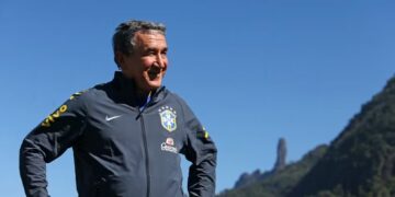 Parreira passa por cirurgia para conter sangramento nasal e continua na UTI