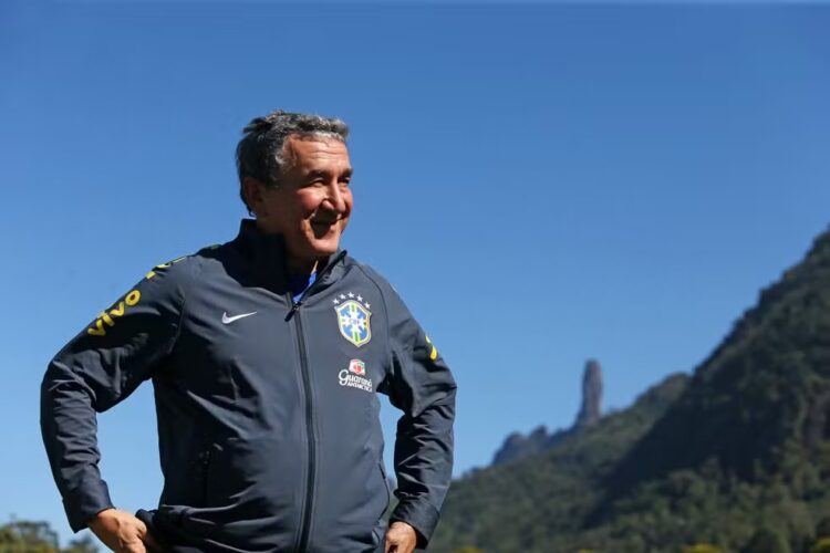 Parreira passa por cirurgia para conter sangramento nasal e continua na UTI
