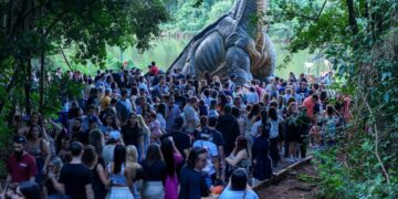 Gigantes do escultor Jonas Corrêa podem continuar mais duas semanas em Maringá