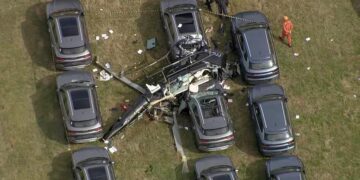 Helicópteros se chocam no ar e caem, matando seis pessoas