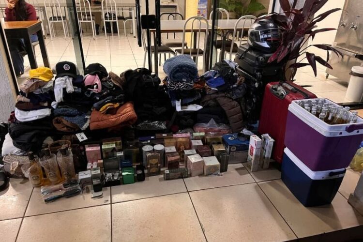 Medicamentos emagrecedores e anabolizantes estavam sendo transportados em uma Fiat Toro por quatro pessoas