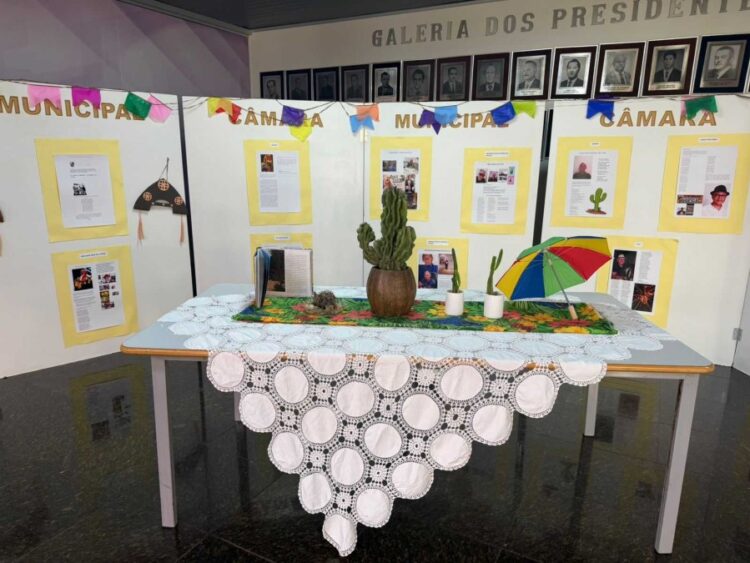 Exposição Nordeste, sim senhor, na Câmara de Maringá, destaca aspectos do cordel
