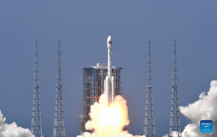 Uma versão modificada do foguete Longa Marcha-7, transportando um novo satélite de teste de tecnologia da comunicação, decola do Campo de Lançamento Espacial de Wenchang, na Província de Hainan, sul da China, em 23 de junho de 2026. (Xinhua/Yang Guanyu)