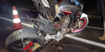 Motorista bate em moto por trás, mata o motociclista r foge