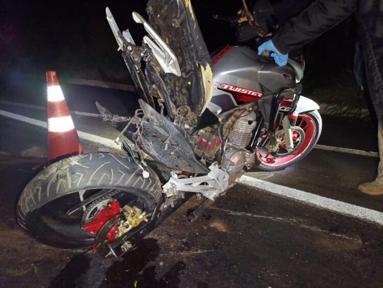 Motorista bate em moto por trás, mata o motociclista r foge