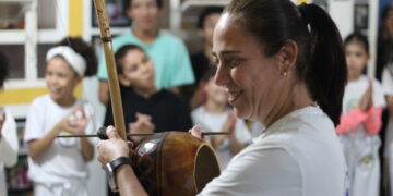 Mestra Kelly coordena oficina na noite desta quinta-feira, 9, no Sucena (Crédito: Cristiano Martinez)