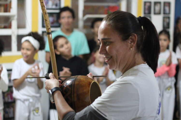 Mestra Kelly coordena oficina na noite desta quinta-feira, 9, no Sucena (Crédito: Cristiano Martinez)
