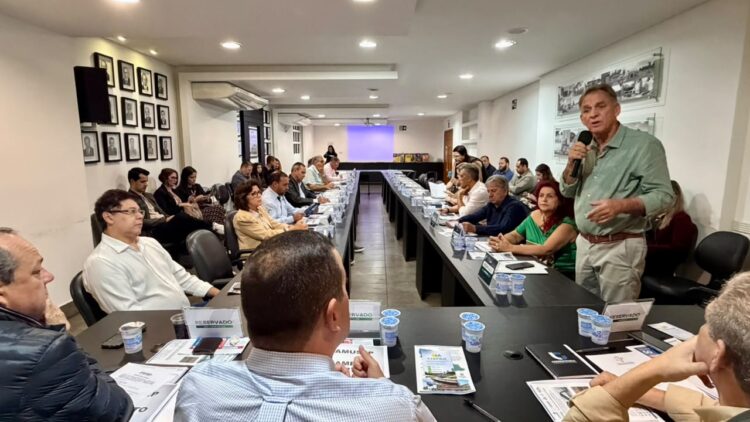 coordenador da Casa Civil, Deca Silvestre, fala na Amusep sobre os compromissos do governo com municípios