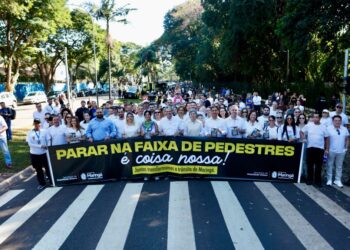 Prefeitura usa faixa de pedestre para lançamento de campanha de trânsito "É Coisa Nossa"