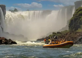 Barco vira nas cataratas do Iguaçu e turista holandês morre afogado
