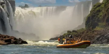 Barco vira nas cataratas do Iguaçu e turista holandês morre afogado