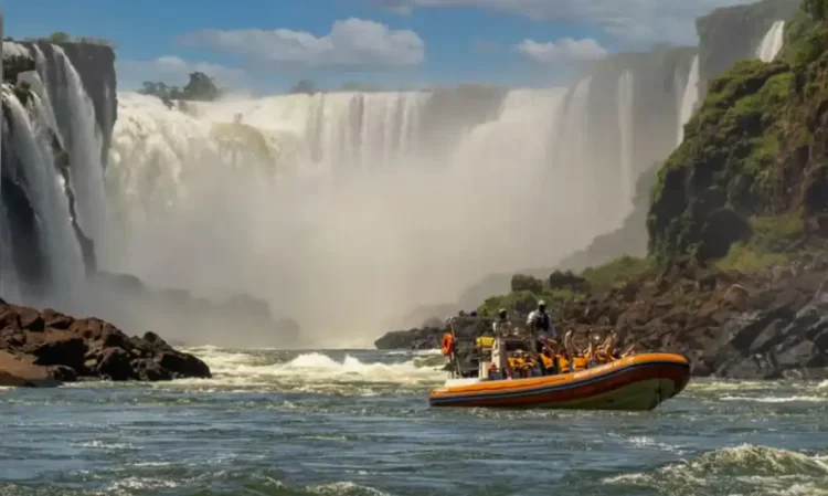 Barco vira nas cataratas do Iguaçu e turista holandês morre afogado