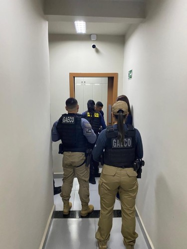 Operação Armeiro investiga policiais militares suspeitos de envolvimento com o tráfico de drogas e venda de armas