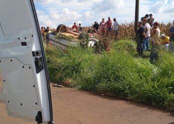 Três pessoas morrem em batida entre caminhão e automóvel na PR-681