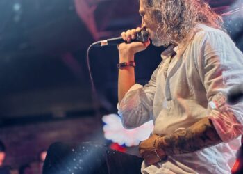 André Drago no palco como vocalista