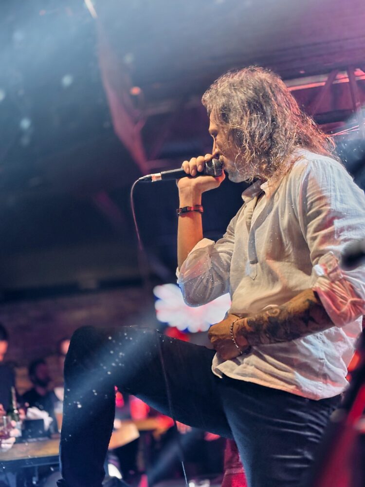 André Drago no palco como vocalista