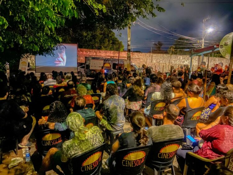 As sessões do CineSolarizinho são sempre ao ar livre e gratuitas  Foto: Felipe Gurgel / Cine Solar