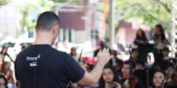 Orquestra é regida pelo maestro Renato Segati (Crédito: Cristiano Martinez)