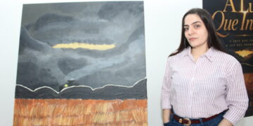 Artista visual Rebeca Sileman e a obra “A Luz que Insiste” (Crédito: Cristiano Martinez)