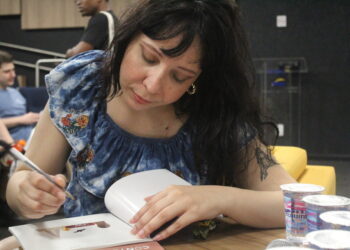Mia Oliveira autografa volume do Sesc durante lançamento em Maringá (Crédito: Cristiano Martinez)