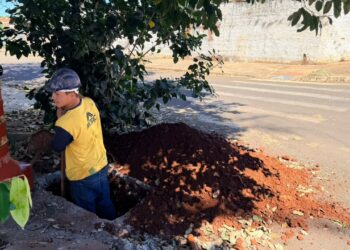 Obras da rede de esgoto do Jardim Planalto, em Marialva, são retomadas depois de dois anos