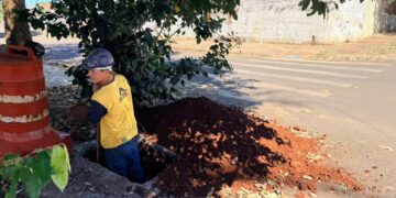 Obras da rede de esgoto do Jardim Planalto, em Marialva, são retomadas depois de dois anos