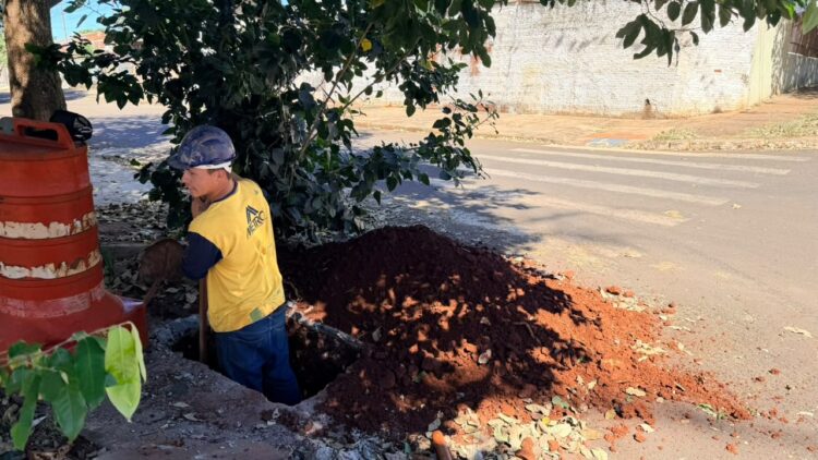Obras da rede de esgoto do Jardim Planalto, em Marialva, são retomadas depois de dois anos