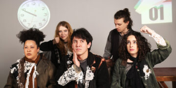 Clarisse (Bianca Silvério), Julienne (Mari Venâncio), Juca/Kenji (Douglas Kodi), Marco (Pedro H. Daniel) e Kai (Bárbara Bittencourt) - Foto de Isa Angioletto e Augusto Perego (Crédito: Angioletto Fotografia)
