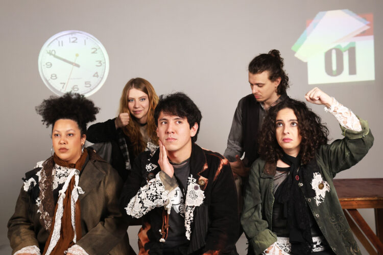 Clarisse (Bianca Silvério), Julienne (Mari Venâncio), Juca/Kenji (Douglas Kodi), Marco (Pedro H. Daniel) e Kai (Bárbara Bittencourt) - Foto de Isa Angioletto e Augusto Perego (Crédito: Angioletto Fotografia)