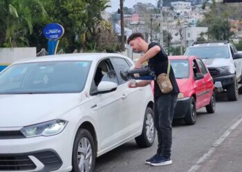 Jovem vende café no semáforo para se livrar do vício em apostas