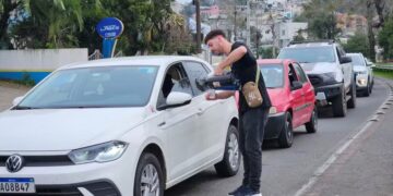 Jovem vende café no semáforo para se livrar do vício em apostas