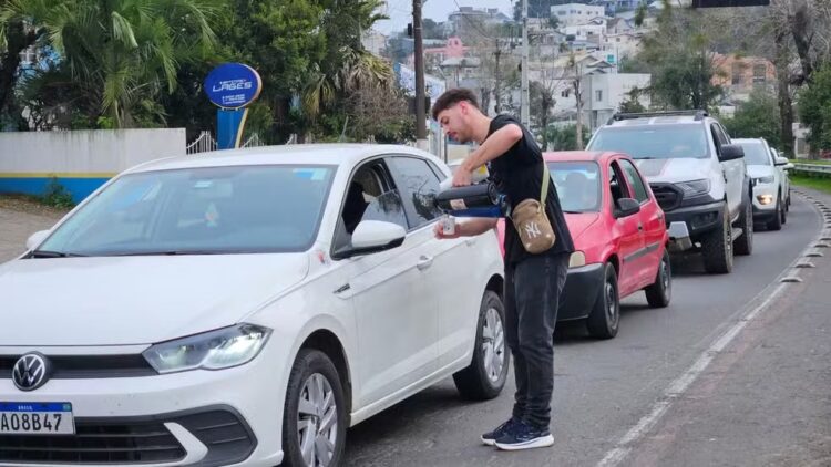 Jovem vende café no semáforo para se livrar do vício em apostas