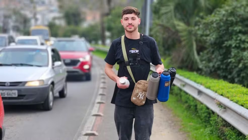 Jovem vende café no semáforo enquanto luta para se livrar do vício em bets