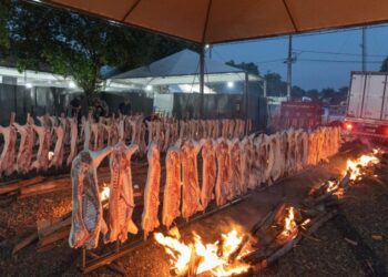 Ângulo assa 40 leitoas ao fogo de chão em sua festa de aniversário