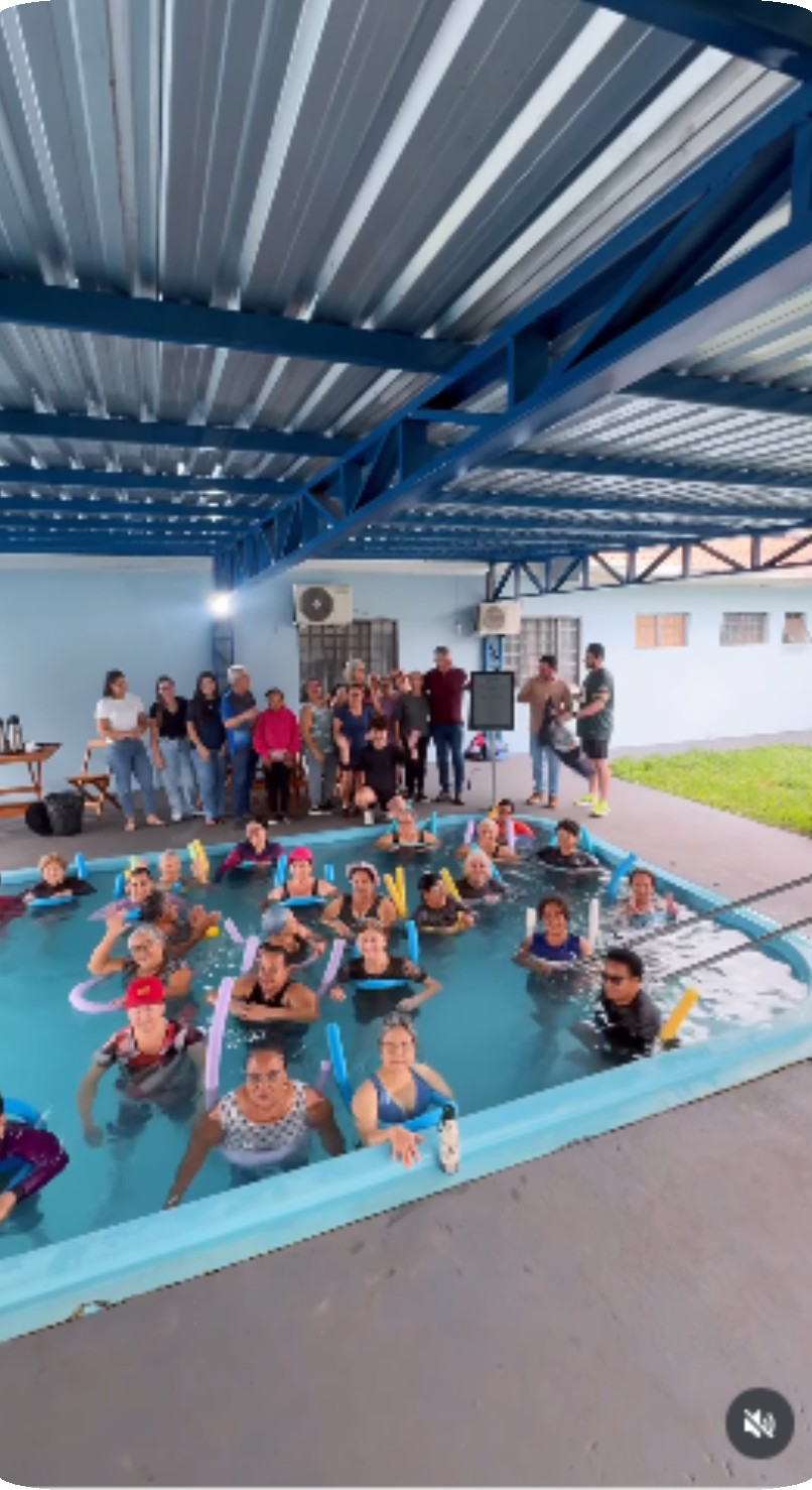 Piscina aquecida da terceira idade de Floresta agora tem cobertura